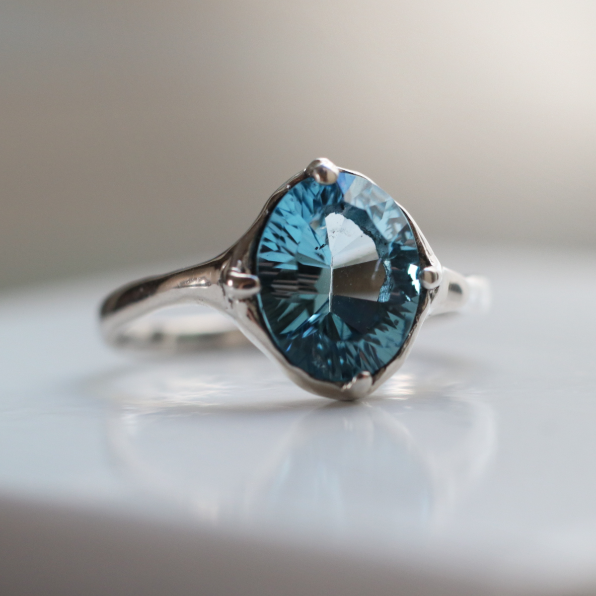 [ One of a kind ] Concave London Blue Topaz / Pt900